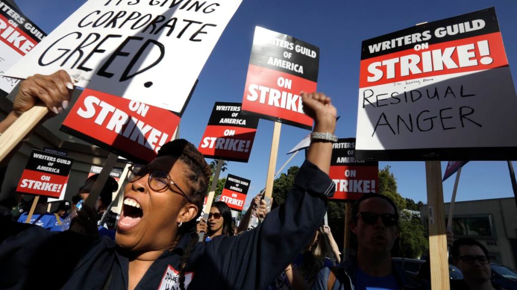 Artigo: todo apoio à greve dos roteiristas e&nbsp;atores